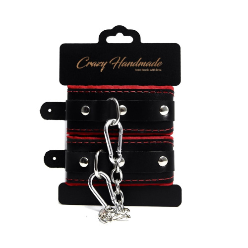Черные наручники с красной подкладкой, строчками и скругленными ремешками