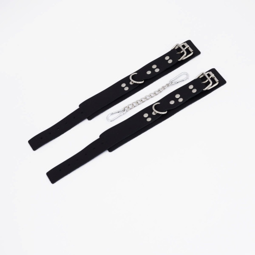 Черные кожаные оковы с регулируемыми ремешками