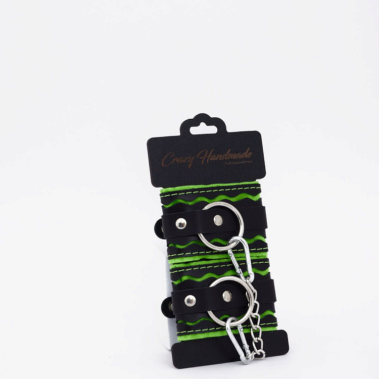 Черно-зеленые кожаные наручники с зеленой строчкой