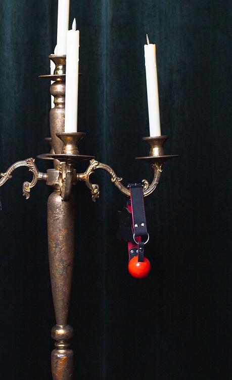 Красный силиконовый кляп-шар Scandal с черным ремешком из натуральной кожи