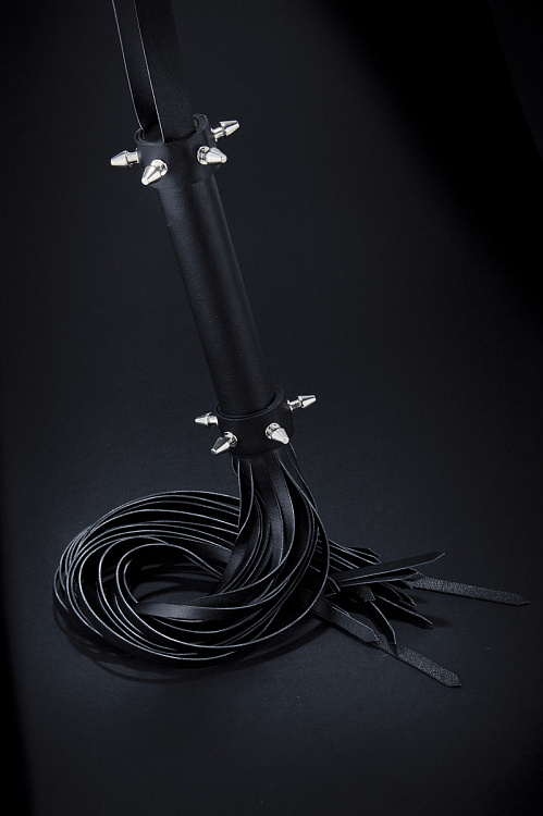 Кожаная плетка с шипами на рукояти