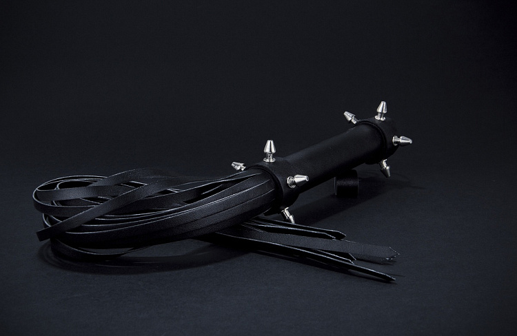 Кожаная плетка с шипами на рукояти