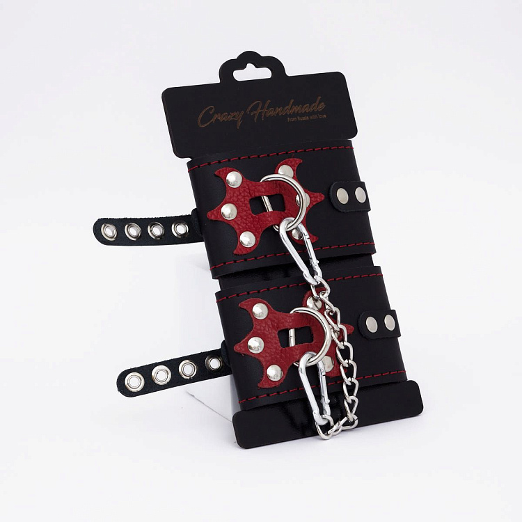 Черные кожаные оковы с красным декором и строчкой