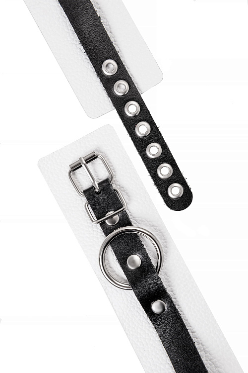 Бело-черные мягкие оковы с одним ремешком и люверсами