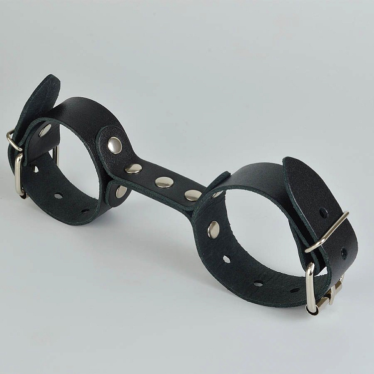 Черные кожаные наручники-фиксатор