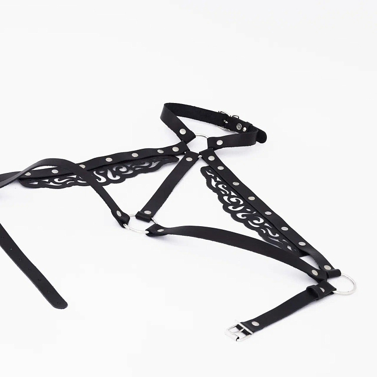 Черная резная портупея с клепками