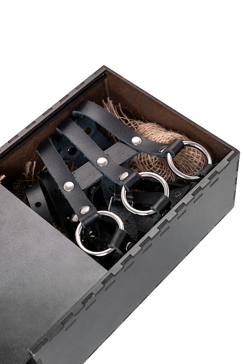 Черный кожаный пояс с кольцами