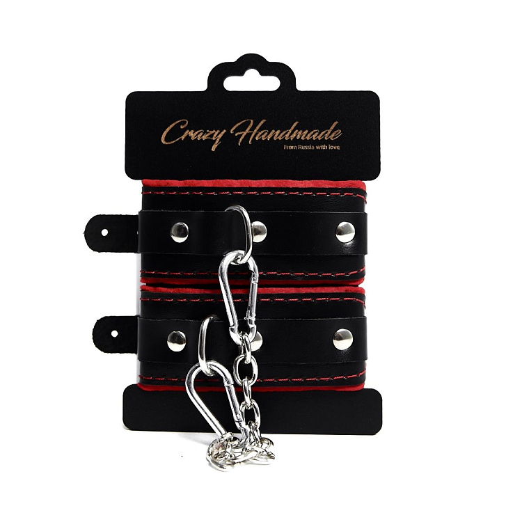 Черные наручники с красной подкладкой, строчками и скругленными ремешками
