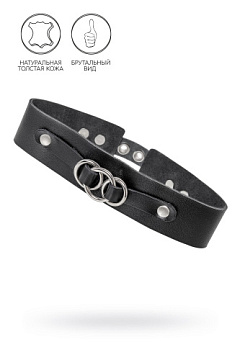 Черный чокер-ошейник со связанными кольцами на подложке