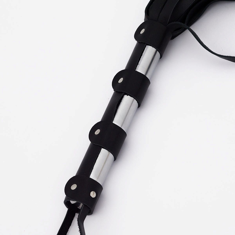 Черный кожаный флоггер со стальной ручкой - 45 см.