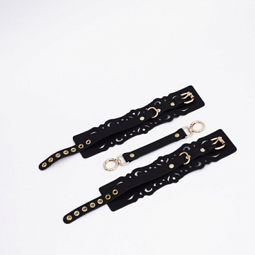 Черный кожаные оковы с узорами и золотистой фурнитурой